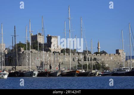 Bodrum, Turquie. 01April 2023: Voiliers et yachts réfléchissant sur les eaux calmes de Bodrum, Marina où les gens peuvent amarrer leurs bateaux et sortir Banque D'Images