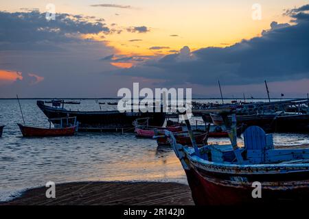 Vue sur le coucher du soleil avec ciel nuageux à la plage de Gadani avec bateau à how Banque D'Images