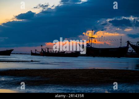 Vue sur le coucher du soleil avec ciel nuageux à la plage de Gadani avec bateau à how Banque D'Images