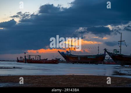 Vue sur le coucher du soleil avec ciel nuageux à la plage de Gadani avec bateau à how Banque D'Images