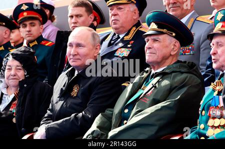 Défilé militaire de l'armée russe sur la place Rouge à Moscou sur 9 mai 2023. Vladimir POUTINE (Président de la Russie) parmi les invités et les anciens combattants, Victory Parade sur la place Rouge. Défilé de la Russie pour célébrer la victoire sur l'Allemagne nazie. Photo: Le Kremlin Moscou via Banque D'Images