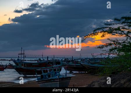 Vue sur le coucher du soleil avec ciel nuageux à la plage de Gadani avec bateau à how Banque D'Images