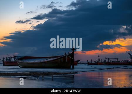 Vue sur le coucher du soleil avec ciel nuageux à la plage de Gadani avec bateau à how Banque D'Images