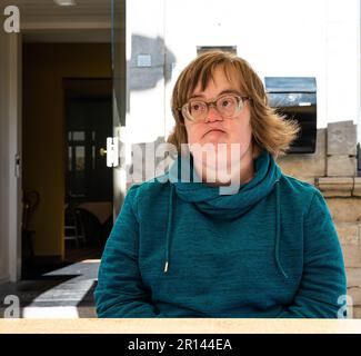 Portrait d'une femme de 40 ans atteinte du syndrome de Down, Tienen, Belgique Banque D'Images