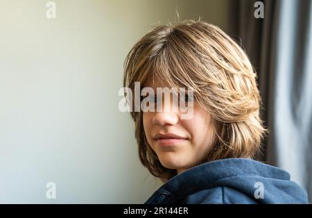 Portrait d'une jeune fille de 15 ans rêveuse aux cheveux blonds demi-longs, Herentals, Belgique Banque D'Images