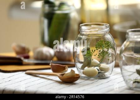 Vider les pots en verre et les ingrédients préparés pour la mise en conserve sur la table, en gros plan. Espace pour le texte Banque D'Images