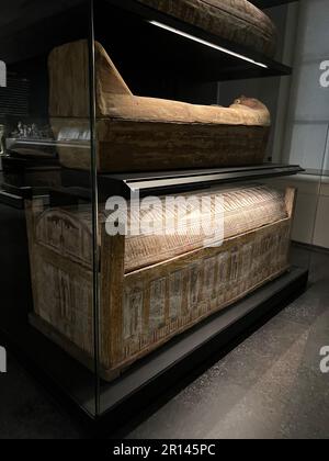 LEIDEN, PAYS-BAS - 07 AOÛT 2022 : exposition avec le sarcophagi égyptien antique au Musée national des antiquités (Rijksmuseum van Oudheden) Banque D'Images