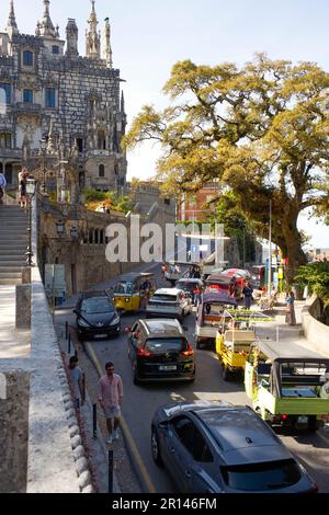 Un embouteillage à l'extérieur du palais de Regaleira et des jardins de Sintra Banque D'Images