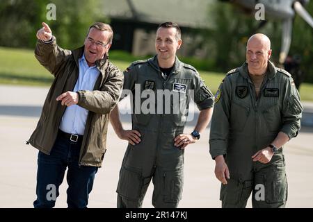 Laage, Allemagne. 11th mai 2023. Boris Pistorius (SPD), ministre fédéral de la Défense, visite la base aérienne de Rostock Laage pour sa visite inaugurale dans la Force aérienne. Credit: Fabian Sommer/dpa/Alay Live News Banque D'Images