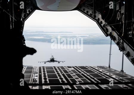 Laage, Allemagne. 11th mai 2023. Un Eurofighter vole derrière un A400M pour la visite inaugurale du ministre de la Défense Pistorius dans l'armée de l'air allemande. Credit: Fabian Sommer/dpa/Alay Live News Banque D'Images