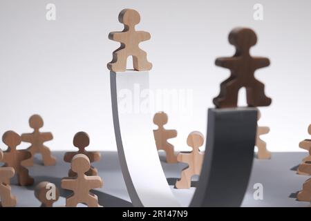 Processus de recrutement, concept de concours d'emploi. Figurines humaines en bois sur table grise Banque D'Images