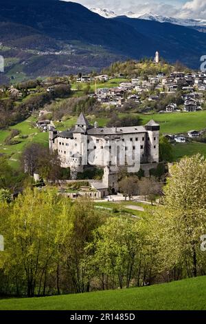 Le château médiéval de Presule/Prösels et le village tyrolien de Fiè allo Sciliar/Völs am Schlern. Province de Bolzano, Trentin-Haut-Adige, Italie. Banque D'Images