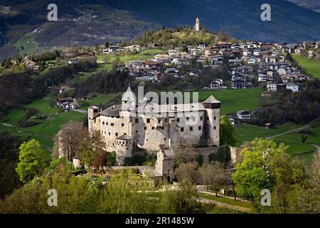 Le château médiéval de Presule/Prösels et le village tyrolien de Fiè allo Sciliar/Völs am Schlern. Province de Bolzano, Trentin-Haut-Adige, Italie. Banque D'Images