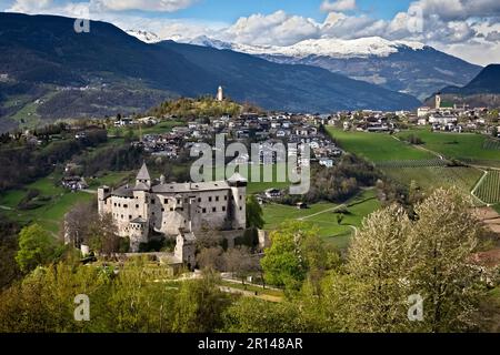 Le château médiéval de Presule/Prösels et le village tyrolien de Fiè allo Sciliar/Völs am Schlern. Province de Bolzano, Trentin-Haut-Adige, Italie. Banque D'Images