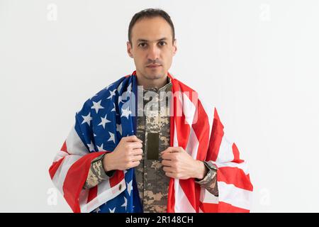 militaire américain drapeau. homme officier en uniforme de camouflage. Concept de militaire, armée. Banque D'Images