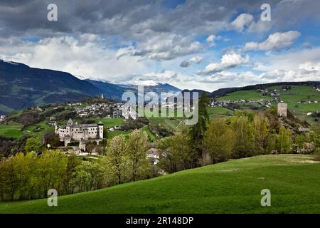 Le château médiéval de Presule/Prösels et le village tyrolien de Fiè allo Sciliar/Völs am Schlern. Province de Bolzano, Trentin-Haut-Adige, Italie. Banque D'Images