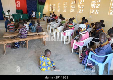 KENYA, Turkana, Lokichar, ACK Église anglicane du Kenya, Messe du dimanche pour les Turkana / KENIA, Turkana Volksgruppe, Anglikanische Kirche ACK, evangelischer Gottesdienst am Sonntag dans der St. Pauls Kirche Banque D'Images