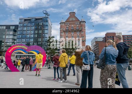 Liverpool, Angleterre. 11th mai 2023, les gens posent pour des photos pendant la semaine Eurovision à Pier Head le 11th mai 2023 à Liverpool, en Angleterre. Credit: SMP News / Alamy Live News Banque D'Images