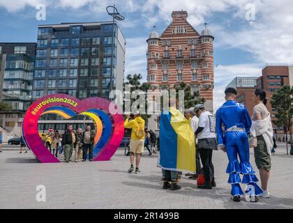 Liverpool, Angleterre. 11th mai 2023, les gens posent pour des photos pendant la semaine Eurovision à Pier Head le 11th mai 2023 à Liverpool, en Angleterre. Credit: SMP News / Alamy Live News Banque D'Images