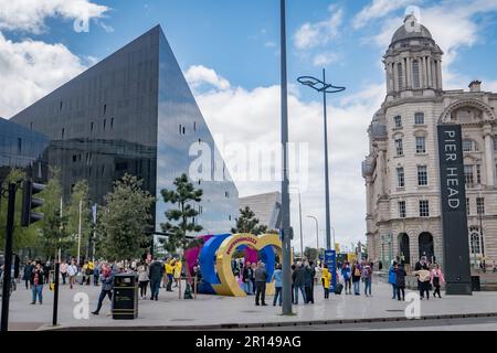 Liverpool, Angleterre. 11th mai 2023, les gens posent pour des photos pendant la semaine Eurovision à Pier Head le 11th mai 2023 à Liverpool, en Angleterre. Credit: SMP News / Alamy Live News Banque D'Images