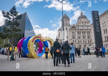 Liverpool, Angleterre. 11th mai 2023, les gens posent pour des photos pendant la semaine Eurovision à Pier Head le 11th mai 2023 à Liverpool, en Angleterre. Credit: SMP News / Alamy Live News Banque D'Images