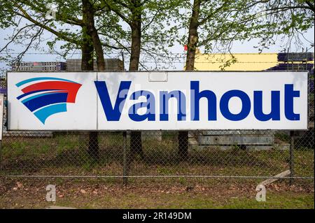 Geel, province d'Anvers, Belgique - 22 avril 2023 - Nom et logo de la société de construction Vanhout sur une bannière Banque D'Images