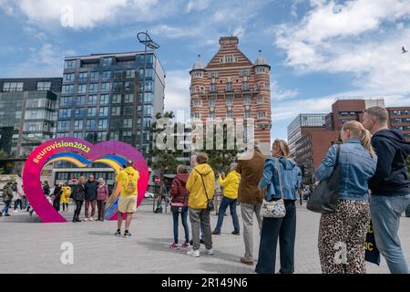 Les gens posent pour des photos pendant la semaine Eurovision à Pier Head le 11th mai 2023 à Liverpool, en Angleterre. Credit: SMP News / Alamy Live News Banque D'Images