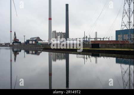 Herentals, province d'Anvers, Belgique - 22 avril 2023 - réflexions d'un générateur d'électricité de moulin à vent et de fils et transmissions haute tension Banque D'Images