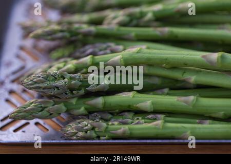 Un gros plan de tiges d'asperges fraîches. Banque D'Images