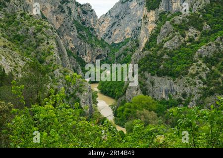 Vue imprenable sur le canyon dans la région des marches appelée gorge de Furlo, en italien Gola del Furlo, en Europe Banque D'Images
