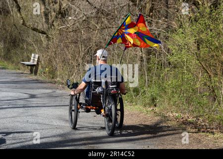 Un homme qui fait du vélo sur un tricycle allongé le long de la piste du Creeper de Virginie à Abingdon, en Virginie. Banque D'Images