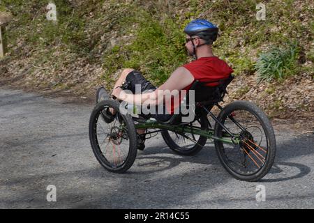 Un homme qui fait du vélo sur un tricycle allongé le long de la piste du Creeper de Virginie à Abingdon, en Virginie. Banque D'Images