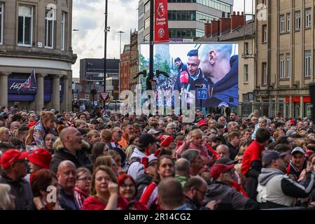 Un écran LED à l'extérieur de l'hôtel de ville montrant le directeur de Sheffield United Paul Heckingbottom interviewé lors de la parade de promotion de la Premier League de Sheffield United à l'hôtel de ville de Sheffield, Sheffield, Royaume-Uni, 11th mai 2023 (photo par News Images) à, le 5/11/2023. (Photo par News Images/Sipa USA) crédit: SIPA USA/Alay Live News Banque D'Images