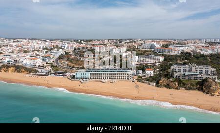 Photo aérienne de la belle ville d'Albufeira au Portugal montrant la plage de sable doré de Praia de Albufeira, avec des hôtels et des appartements dans la ville, Banque D'Images