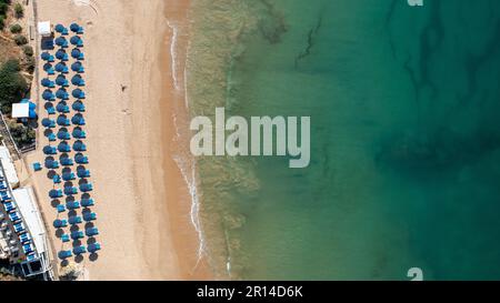 Tout droit vers le bas photo aérienne de la belle ville d'Albufeira au Portugal montrant la plage de Praia de Albufeira avec et les gens se détendant pendant leurs vacances Banque D'Images