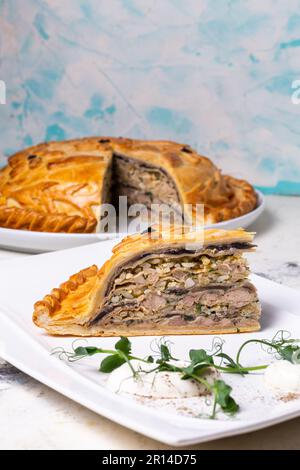 délicieuse tarte maison avec viande hachée et pommes de terre sur une assiette blanche. Banque D'Images