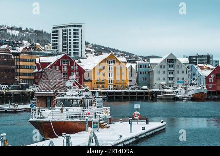 Port de Tromso, Norvège, mars 3rd 2022 : jetée et bâtiments traditionnels et modernes dans la marina Banque D'Images