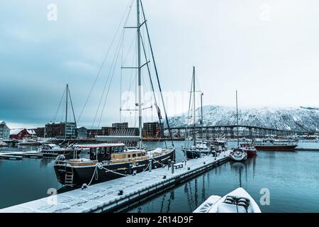 Port de Tromso, Norvège, 3 mars 2022 : embarcadère avec voilier dans le port de plaisance de Tromso, Norvège Banque D'Images