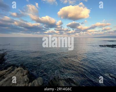 Magnifique mer bleue et ciel avec nuages. Arrière-plan de la nature. Banque D'Images