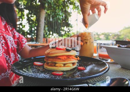 Crêpes aux myrtilles fraîches et à la banane Banque D'Images