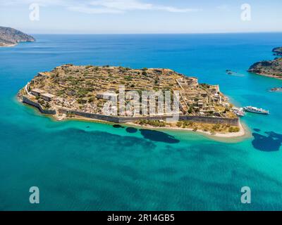 Vue sur la forteresse de l'île de Spinalonga avec mer calme. Ancienne forteresse vénitienne et ancienne colonie de lépreux. Banque D'Images