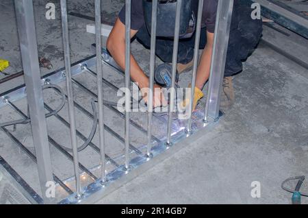 Photographie d'un travailleur soudant une cage dans un atelier de soudage à Miami. Banque D'Images