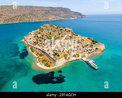 Vue aérienne d'une ancienne forteresse vénitienne et d'une ancienne colonie de Leper. Spinalonga, Crète, Grèce. Banque D'Images