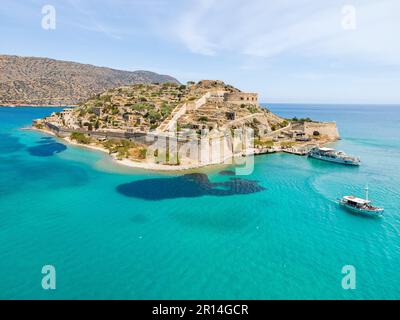 Vue de haut sur l'île de Spinalonga avec mer calme. Ici étaient des humains lépreux atteints de la maladie de Hansen, golfe d'Elounda, Crète, Grèce. Banque D'Images