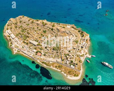 Vue aérienne par drone sur l'île de Spinalonga avec mer calme. Ancienne forteresse vénitienne et ancienne colonie de lépreux. Banque D'Images