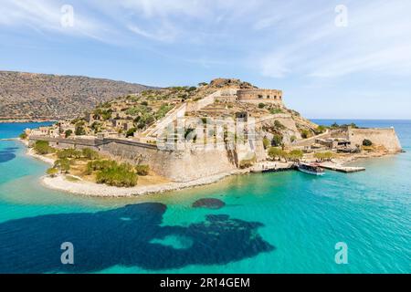 Vue aérienne d'une ancienne forteresse vénitienne et d'une ancienne colonie de Leper. Spinalonga, Crète, Grèce. Banque D'Images