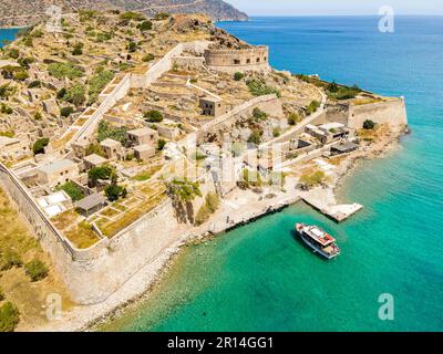 Vue de haut sur l'île de Spinalonga avec mer calme. Ici étaient des humains lépreux atteints de la maladie de Hansen, golfe d'Elounda, Crète, Grèce. Banque D'Images