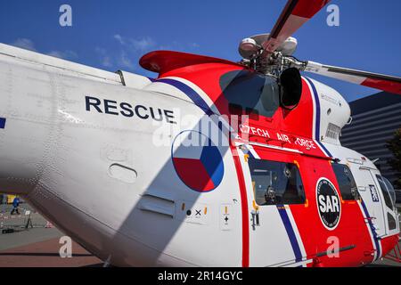 Brno, Tchéquie - 08 octobre 2021: Hélicoptère de recherche et de sauvetage rouge et blanc Sokol W-3A avec drapeau rond de la Tchéquie. Détail gros plan - présentation Banque D'Images