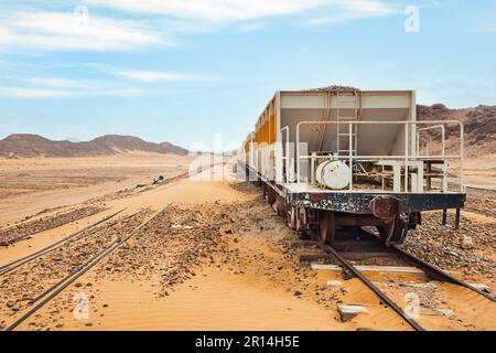 Vieux train inutilisé à la gare de Wadi Rum, désert de sable autour Banque D'Images