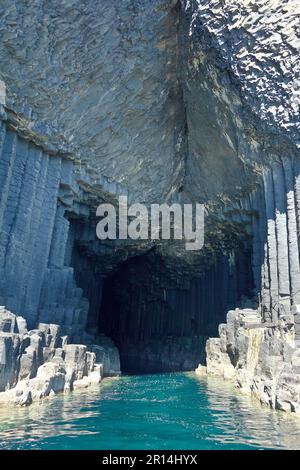 La célèbre grotte de Fingal à l'île de Staffa, colonnes de basalte hexagonales au-dessus de l'eau de mer verte, Hébrides intérieures, Écosse. Banque D'Images